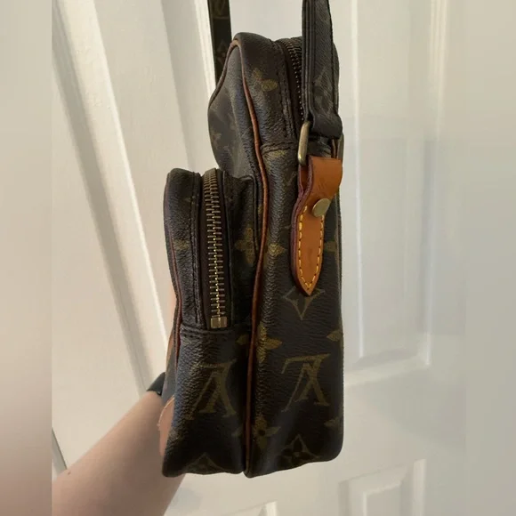 LOUIS VUITTON Monogram Amazone Vintage Crossbody Bag - Picture 6 of 16